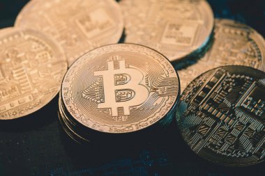 Elektronik Tahtadaki Sikke Bitcoin. Madencilik kripto para birimi. Teknoloji kavramı sanal para zincirini engelliyor.