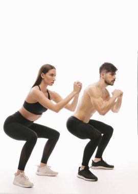 Fitness çift stüdyoda poz 