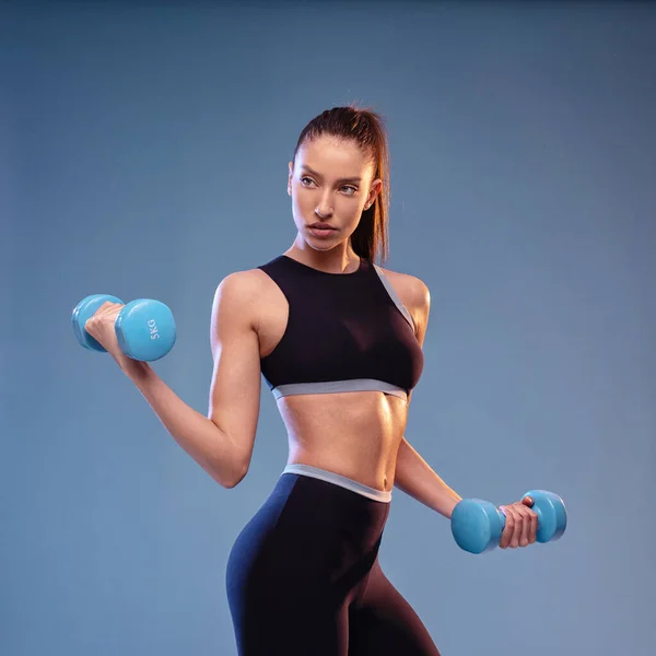 Stüdyoda poz veren genç bir kadın. 