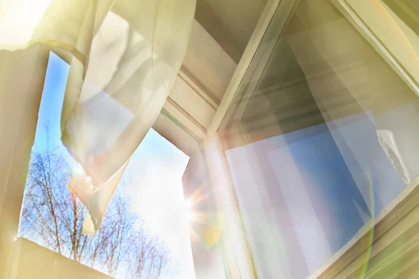 Pencere Açık Rüzgar Esiyor Perde Hareket Eder Güneşlik Penceresinde — Stok fotoğraf