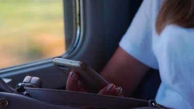 Genç kız telefondan trene yakın çekim yapıyor.