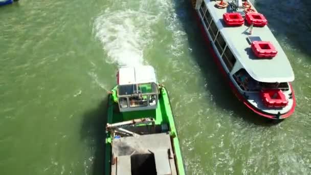 범선 과 배들이 아름다운 베네치아 건물들을 지나고 있다 — 비디오