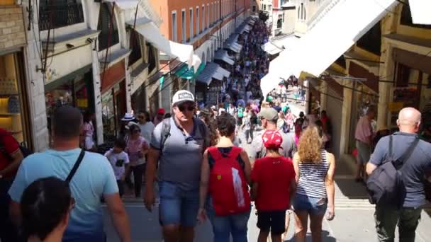 Turistas caminan por la calle en Venecia disfrutando del verano italiano — Vídeo de stock