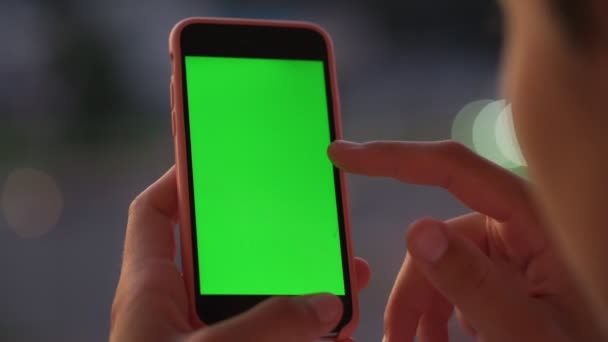 Femme main fait défiler vert chroma image clé ralenti — Video