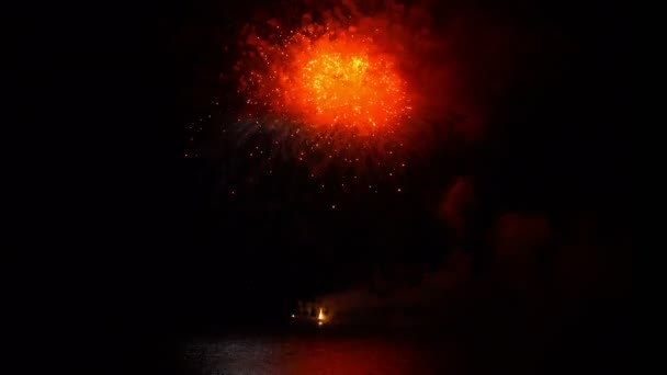 Feux d'artifice rouge paillettes magiques scintillent au ralenti vue rapprochée — Video