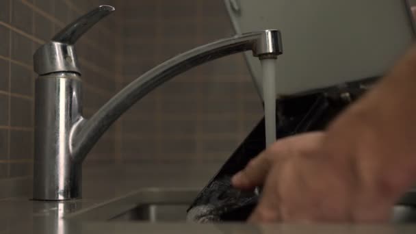 Mann wäscht schwarze Kunststoff-Kaffeemaschine abnehmbare Tropfschale — Stockvideo