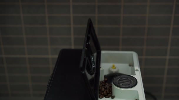 homme verse des grains de café brun aromatique en haute section 