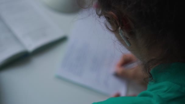 Fille écouter de la musique dans les écouteurs sans fil fait des devoirs — Video