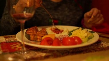 Manikürlü bir kadın balık soslu pilav yer.