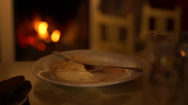 plaque vide blanche avec fourchette couchée et couteau vue de près 