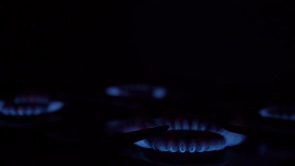 Gasflamme mit hellen kleinen Funken, die von Brennern ausgehen — Stockvideo
