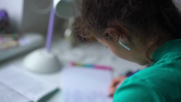 Meisje draagt shirt luistert naar muziek met behulp van witte airpods — Stockvideo