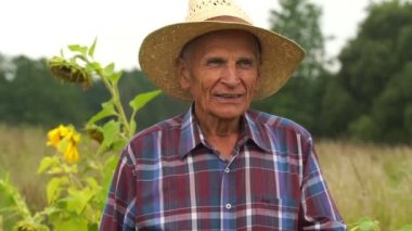 Yaşlı adam yere bakıyor ve yavaşça uzaklaşıyor.