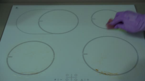Man hand i gummihandske rengör spis med hjälp av svamp närbild — Stockvideo