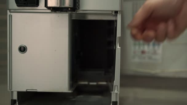男子安装咖啡机块和可移动滴漏盘 — 图库视频影像