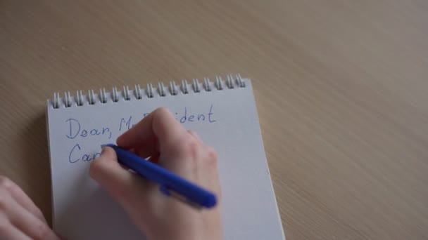 Дівчина пише листа президенту і просить зупинити війни — стокове відео