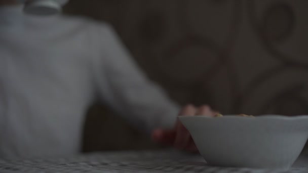 Θολή κοπέλα με άσπρα ρούχα πίνει τσάι τρώει κουλούρια closeup — Αρχείο Βίντεο