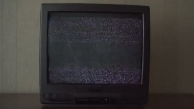 Masada parlayan ekranı olan modası geçmiş küçük TV