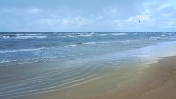 Verbazingwekkende grenzeloze blauwe zee en zandstrand onder bewolkte hemel — Stockvideo