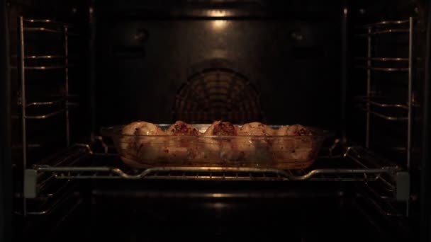 女人拿金属片和美味的背土豆 — 图库视频影像