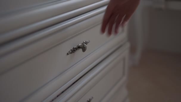 Mujer mano abre costosa cómoda de madera blanca de cajones — Vídeos de Stock