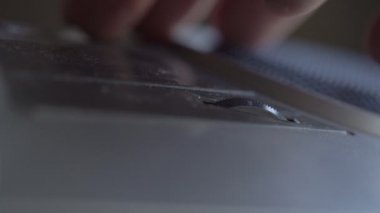 Müzik dinlemek için ses kaydırma çarkını yükseltir