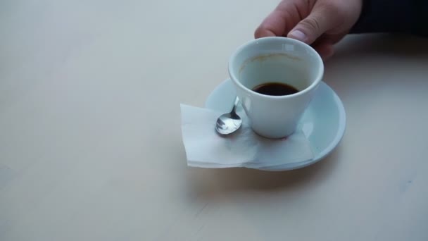 Hombre bebe delicioso espresso de pequeña taza blanca de primer plano — Vídeos de Stock