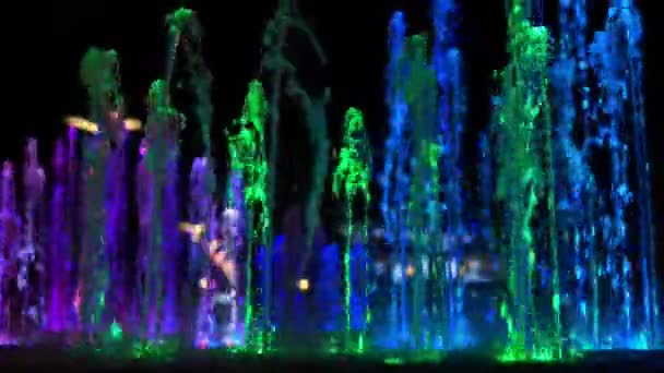 Maravillosos chorros de fuente con iluminación colorida magia — Vídeos de Stock