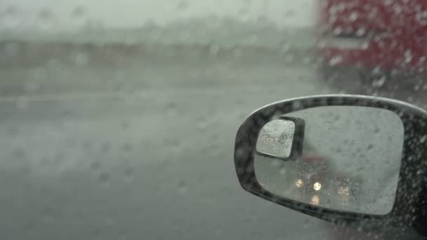 Espelho lateral do carro moderno com gotas de chuva reflete veículos — Vídeo de Stock