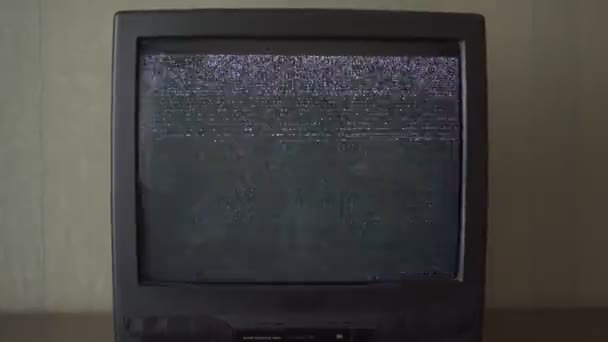 Telewizor miga czarno-białym kolorem stojąc na biurku — Wideo stockowe