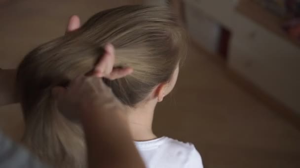 Grand-mère peigne petite petite-fille cheveux blonds longs — Video