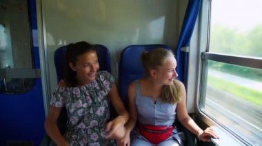 Kız manzaraya bakıp güler ve arkadaşıyla konuşur.