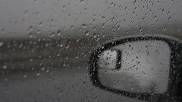 Espejo lateral del coche negro con gotas de lluvia refleja automóviles — Vídeos de Stock