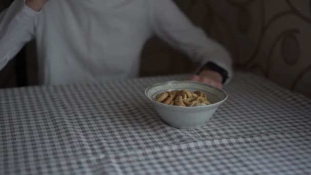 Niña con camisa blanca desmenuzada bebe té con rosquillas — Vídeo de stock