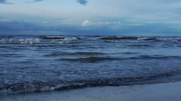 Kumsalda dalgalar akan güzel bir deniz. — Stok video