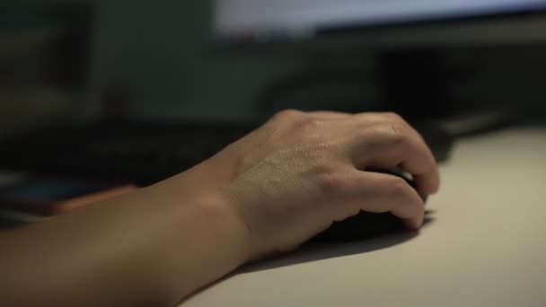 부드러운 피부를 가진 여자 손 이 플라스틱 컴퓨터 마우스를 쥐고 있다 — 비디오