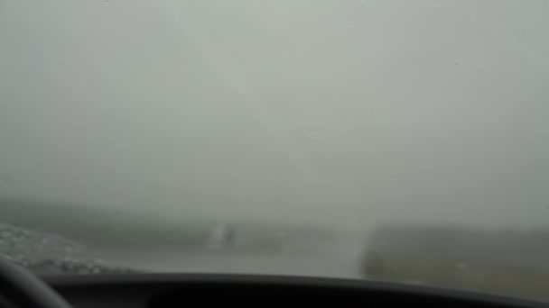 Scheibenwischer reinigen Scheibe bei Nebel aus dem Armaturenbrett — Stockvideo