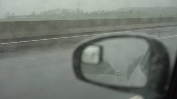 Autos conducen a lo largo de carretera ancha con remolque de coches y espejo lateral — Vídeo de stock