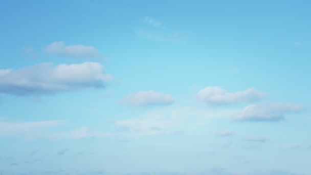 Мальовниче небо з плаваючими хмарами в сонячний день — стокове відео