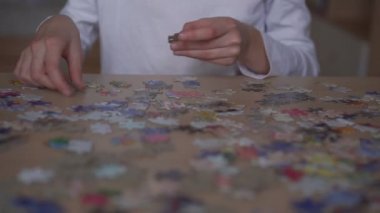 Çalışkan genç kız tarafından toplanan bulmaca