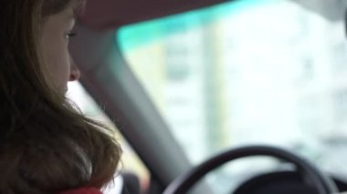 Araba direksiyonu güzel bir kadın sürücü tarafından döndürüldü.