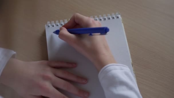 Niño con camisa blanca escribe con precisión carta a Santa — Vídeos de Stock