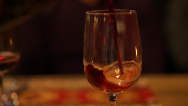 Man schenkt heerlijke dure rode wijn uit groene fles — Stockvideo