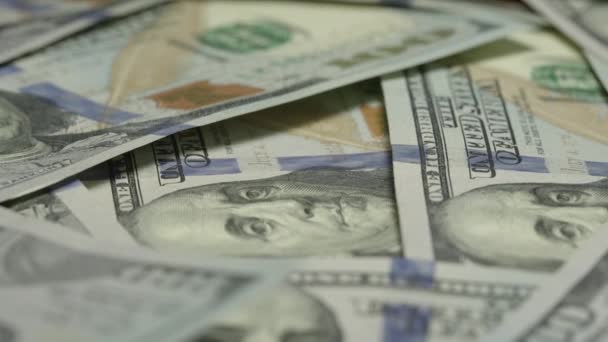 Papel cien billetes de dólar se encuentran en el desorden y rotar — Vídeo de stock