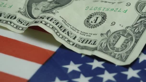 Banknote liegt auf amerikanischer Flagge in rot-blauen und weißen Farben — Stockvideo