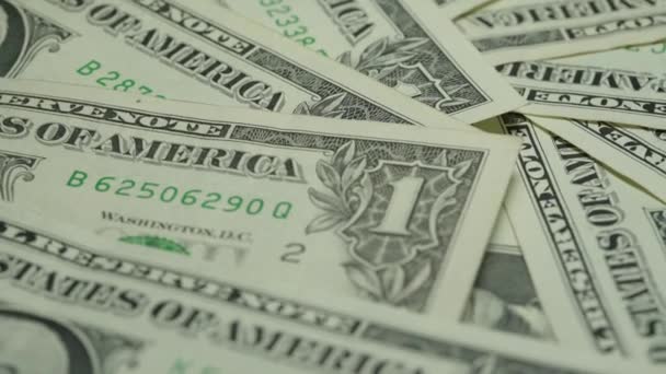 En dollar sedlar med siffror och symboler ligger i oordning — Stockvideo