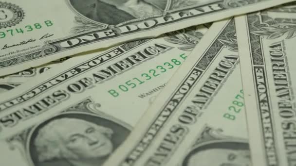 Bankbiljetten van één dollar met cijfers en beroemde symbolen vallen — Stockvideo