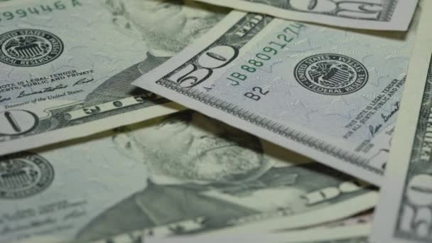 Großer Stapel Fünfzig-Dollar-Banknoten rotiert unter Licht — Stockvideo