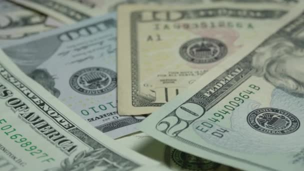 Banconote in dollari di diverso valore nominale si trovano in disordine — Video Stock
