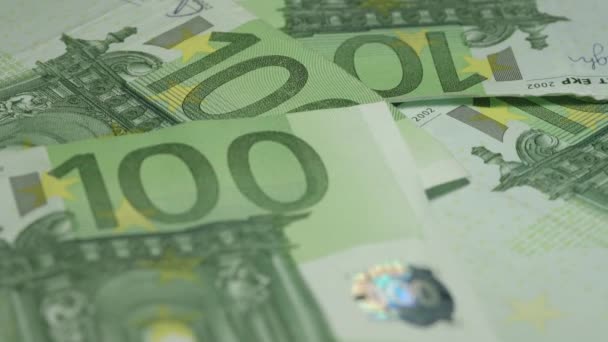 Honderd euro biljetten vallen op roterende geld stapel close-up — Stockvideo